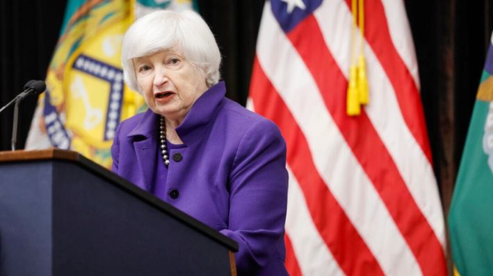 La secretaria del Tesoro, Janet Yellen, pronuncia un discurso en un evento para celebrar el Fondo de Instituciones Financieras de Desarrollo Comunitario en el Departamento del Tesoro de Estados Unidos en Washington el 21 de noviembre de 2024. (Anna Moneymaker/Getty Images)