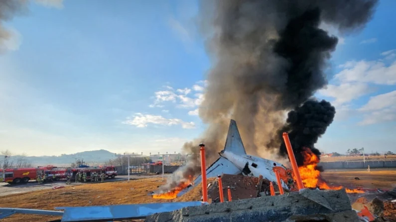 Los bomberos realizan operaciones de extinción de fuego en un avión que se salió de la pista en el Aeropuerto Internacional de Muan en Muan, provincia de Jeolla del Sur, Corea del Sur, el 29 de diciembre de 2024. (Yonhap vía REUTERS)