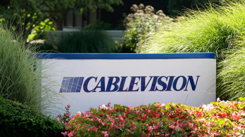 Un cartel se exhibe en la sede de Cablevision en Bethpage, Nueva York, el 17 de septiembre de 2015. (Seth Wenig/AP Photo)