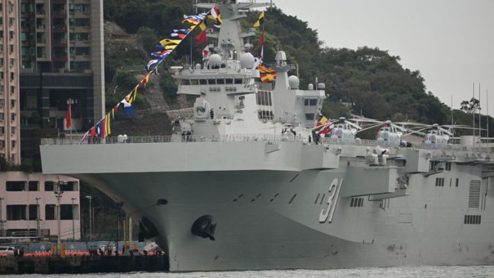 La formación de la Armada del Ejército Popular de Liberación de China (EPL), Tipo 075 buque de asalto anfibio, Hainan se ve atracado en China Merchants Wharf en Hong Kong, el 21 de noviembre de 2024. (PETER PARKS/AFP vía Getty Images)
