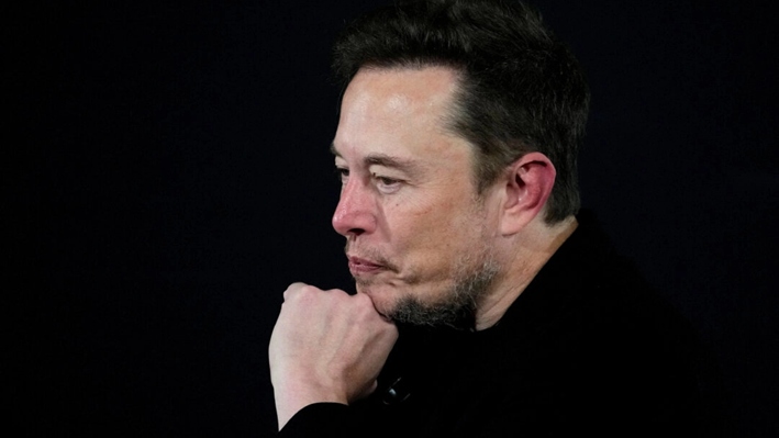 Elon Musk, director ejecutivo de Tesla y SpaceX, hace una pausa durante una conversación con el primer ministro británico, Rishi Sunak, en Londres, el 2 de noviembre de 2023. (Kirsty Wigglesworth/Pool vía Reuters)