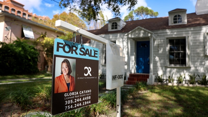 Un cartel de «Se vende» colocado frente a una casa en Miami, Florida, el 22 de febrero de 2023. (Joe Raedle/Getty Images)