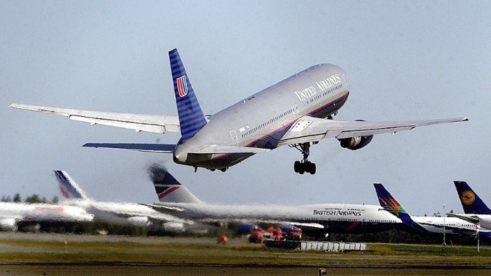 Esta foto de archivo del 13 de septiembre de 2001 muestra un vuelo de United Airlines despegando hacia el aeropuerto internacional John F. Kennedy desde Halifax, Nueva Escocia, Canadá, dos días después de los atentados terroristas. (MIKE DEMBECK/AFP via Getty Images)