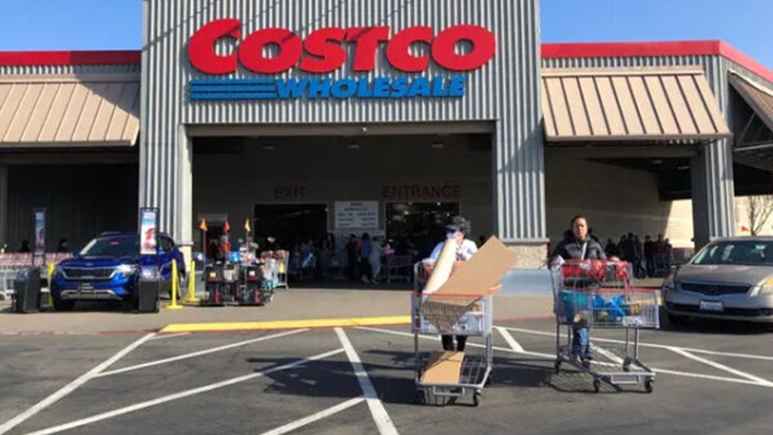 Clientes de Costco empujan carritos de compra por el estacionamiento de una tienda Costco, en Richmond, California, el 13 de marzo de 2020. (Justin Sullivan/Getty Images)