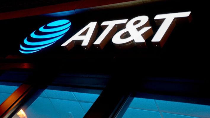 El logotipo de AT&T se exhibe en una tienda en Washington el 18 de enero de 2022. (Stefani Reynolds/AFP vía Getty Images)