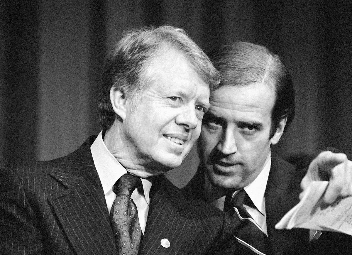 El presidente Jimmy Carter escucha al Senador Joseph R. Biden (D-Del.), mientras esperan para hablar en una recepción de recaudación de fondos en la Academia Padua en Wilmington, el 20 de febrero de 1978. (Barry Thumma/Foto AP)