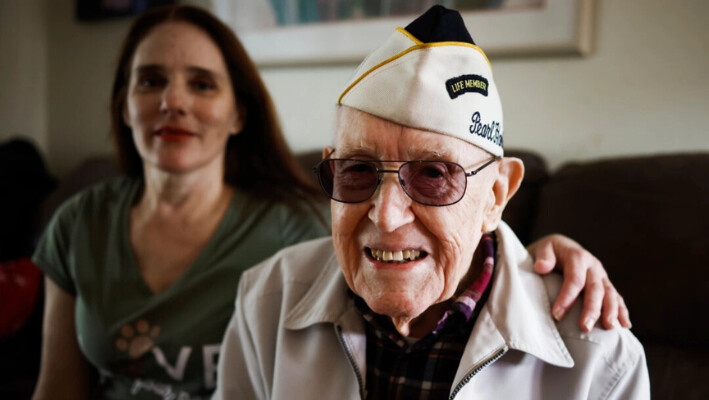 Warren Upton posa para un retrato con su hija Barbara Upton en su casa de San José, California, el 26 de noviembre de 2021. (Shae Hammond/Bay Area News Group vía AP).