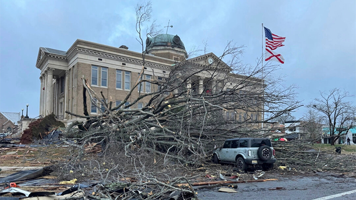 Los daños causados por una tormenta que pasó la noche anterior se ven en el corazón del centro de Athens, Alabama, el 29 de diciembre de 2024. (Lance George/Foto AP)