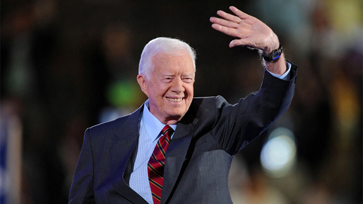 El expresidente Jimmy Carter saluda a la multitud en la Convención Nacional Demócrata 2008 en el Pepsi Center de Denver, Colorado, el 25 de agosto de 2008. (Robyn Beck/AFP vía Getty Images)