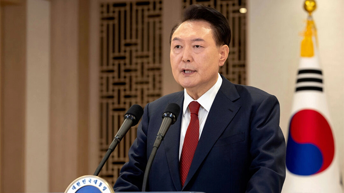 El presidente surcoreano Yoon Suk Yeol habla en la oficina presidencial en Seúl, Corea del Sur, el 12 de diciembre de 2024. (Oficina Presidencial de Corea del Sur vía AP)