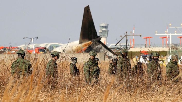 Soldados surcoreanos trabajan entre los restos de un avión de pasajeros en el Aeropuerto Internacional de Muan en Muan-gun, Corea del Sur, el 29 de diciembre de 2024. (Chung Sung-Jun/Getty Images)