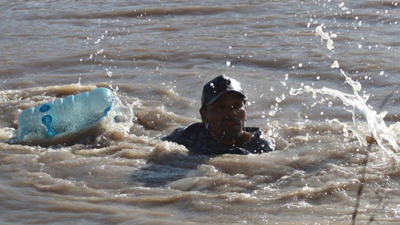 Un migrante cruza el Río Bravo, en la frontera que divide a México de los Estados Unidos, en Ciudad Juárez (México). Imagen de archivo. EFE/Luis Torres