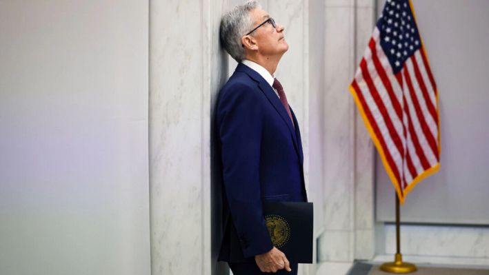 El presidente de la Reserva Federal, Jerome Powell, se prepara para pronunciar un discurso en Washington, el 8 de noviembre de 2023. (Chip Somodevilla/Getty Images)