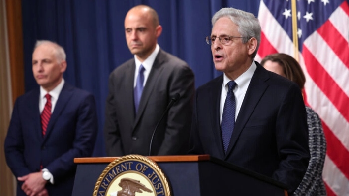 El fiscal general de Estados Unidos, Merrick Garland, habla mientras funcionarios, incluido el fiscal de Estados Unidos para el Distrito de Columbia, Matthew M. Graves (centro), escuchan, en Washington, el 4 de mayo de 2023. (Win McNamee/Getty Images)