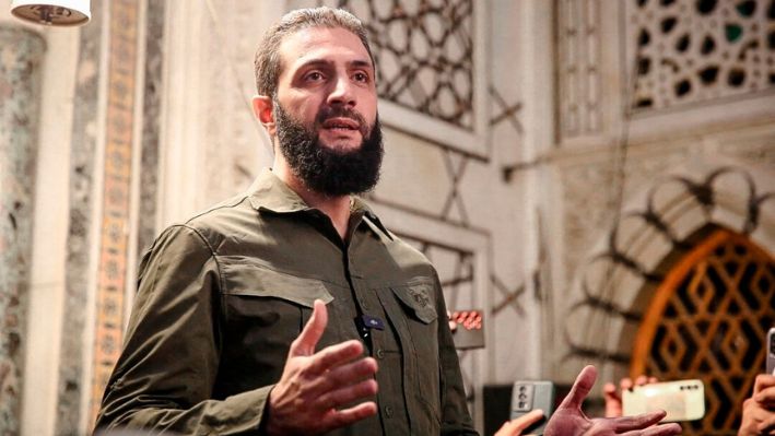 El líder del grupo islamista sirio Hayat Tahrir al-Sham (HTS), Ahmed al-Sharaa, se dirige a una multitud en la mezquita de los Omeyas en Damasco, Siria, el 8 de diciembre de 2024. (Aref Tammawi/AFP)