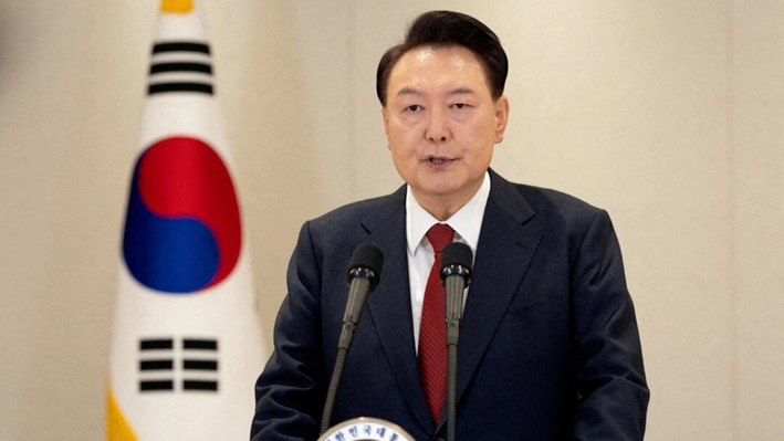 El presidente de Corea del Sur, Yoon Suk Yeol, pronuncia un discurso a la nación en la Oficina Presidencial en Seúl, Corea del Sur, el 12 de diciembre de 2024. (Oficina Presidencial/Folleto a través de Reuters)