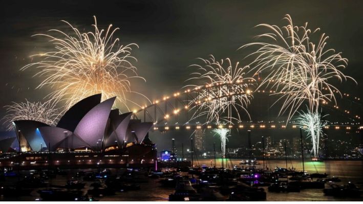 Los fuegos artificiales de las 21:00 horas se ven durante las celebraciones de Nochevieja en Sídney, Australia, el 31 de diciembre de 2024. (Bianca De Marchi/AAP Image via AP)