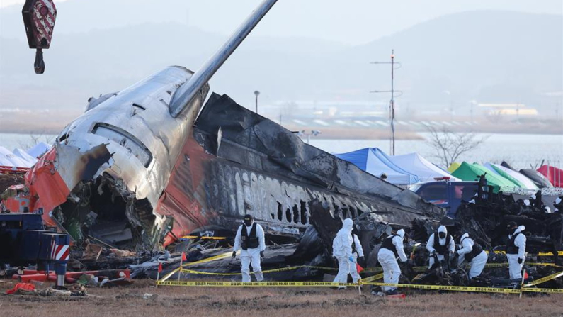 Un equipo forense de la policía lleva a cabo una investigación en el lugar del accidente del avión de pasajeros de Jeju Air del 29 de diciembre en el Aeropuerto Internacional de Muan en Muan, Corea del Sur. EFE/EPA/YONHAP