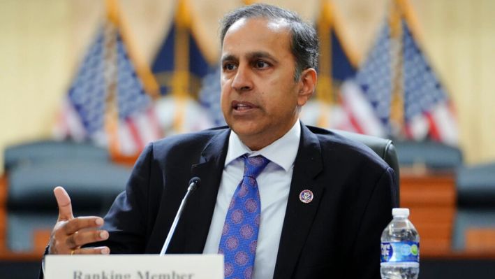 El representante Raja Krishnamoorthi (D-Ill.) habla durante una conferencia de prensa en Washington, el 15 de noviembre de 2023. (Madalina Vasiliu/The Epoch Times)