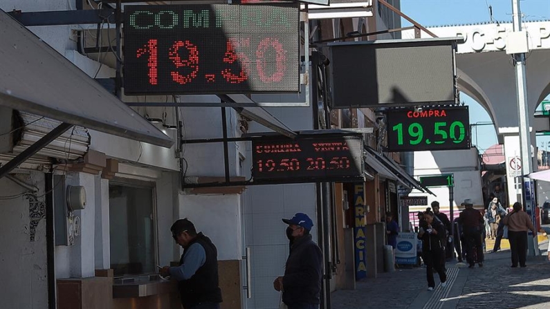 Personas cambian divisas en una casa de cambio de dólar el 30 de diciembre de 2024 en Ciudad Juárez, Chihuahua (México). EFE/ Luis Torres