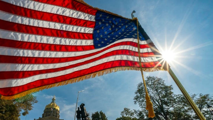 Vista general de una bandera estadounidense fuera del Capitolio del Estado de Iowa, en Des Moines, Iowa, el 3 de octubre de 2023. (Jay Biggerstaff/Getty Images)