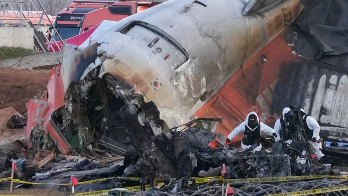 Los miembros del equipo de rescate trabajan en el lugar del accidente aéreo en el Aeropuerto Internacional de Muan en Muan, Corea del Sur, el 31 de diciembre de 2024. (Ahn Young-joon/AP Photo)