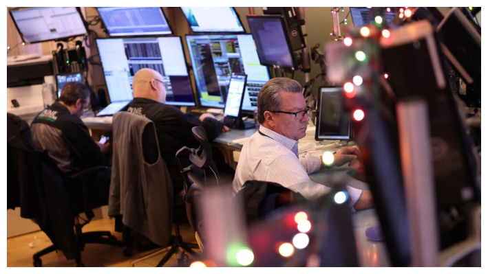 Operadores trabajan en el recinto de la Bolsa de Nueva York durante las operaciones de la mañana, el 26 de noviembre de 2024. (Michael M. Santiago/Getty Images
Naveen Athrappully)