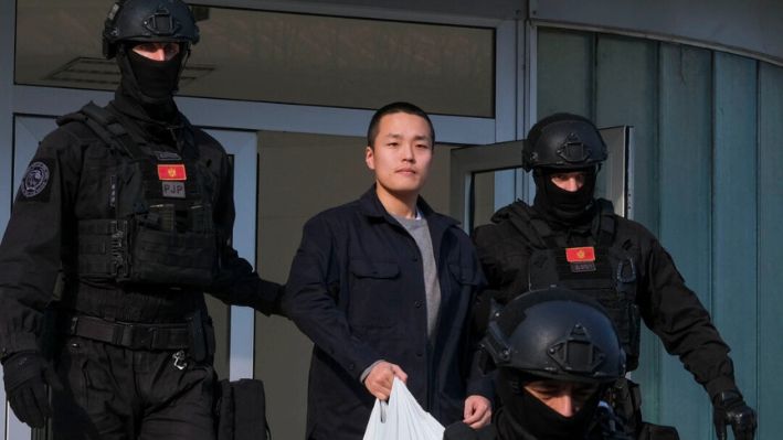 Oficiales de policía montenegrinos escoltan al fundador de Terraform Labs, Do Kwon, de Corea del Sur, en la capital de Montenegro, Podgorica, el 23 de marzo de 2024.   (AP Photo/Risto Bozovic, Archivo)