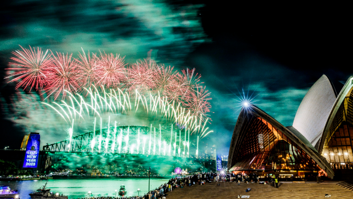 Los fuegos artificiales de fin de año de Sídney vistos desde la Ópera de Sídney, en Sídney, Australia, el 1 de enero de 2025. (Brook Mitchell/Getty Images)

