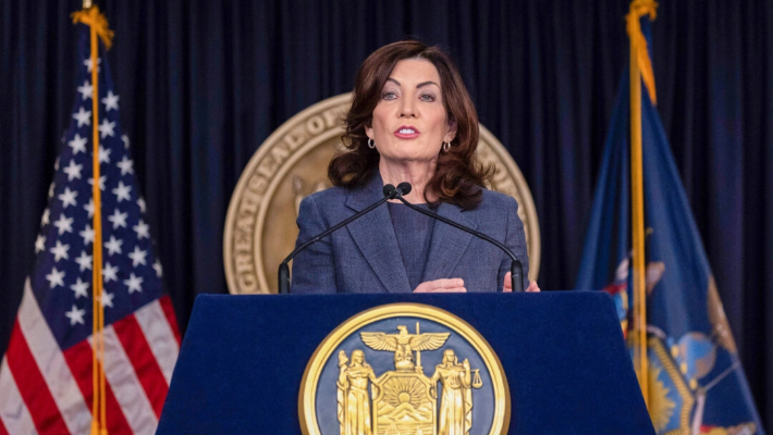 La gobernadora de Nueva York, Kathy Hochul, en una rueda de prensa en Nueva York el 13 de marzo de 2023. (Yuki Iwamura/Foto AP)