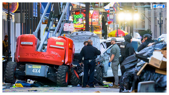 Investigadores policiales rodean una camioneta blanca que se estrelló contra un montacargas en el Barrio Francés de Nueva Orleans, Luisiana, el 1 de enero de 2025. Al menos 10 personas murieron y 30 resultaron heridas el miércoles cuando un vehículo arrolló durante la noche a una multitud en Año Nuevo en el corazón del próspero distrito turístico de Nueva Orleans (Matthew Hinton/ AFP vía Getty Images)