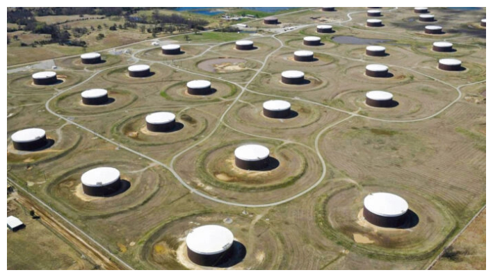 Tanques de almacenamiento de crudo en el centro petrolero de Cushing, Oklahoma, el 24 de marzo de 2016. (Nick Oxford/Reuters)