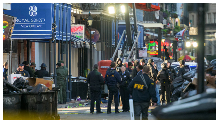 Investigadores del FBI llegan al lugar donde se encontraba la camioneta blanca Ford F-150 que se estrelló contra un elevador de obra tras presuntamente embestir a una multitud de personas que festejaban el Año Nuevo en el Barrio Francés de Nueva Orleans, Luisiana, el 1 de enero de 2025. Al menos 10 personas murieron y 30 resultaron heridas (Matthew Hinton/ AFP vía Getty Images)