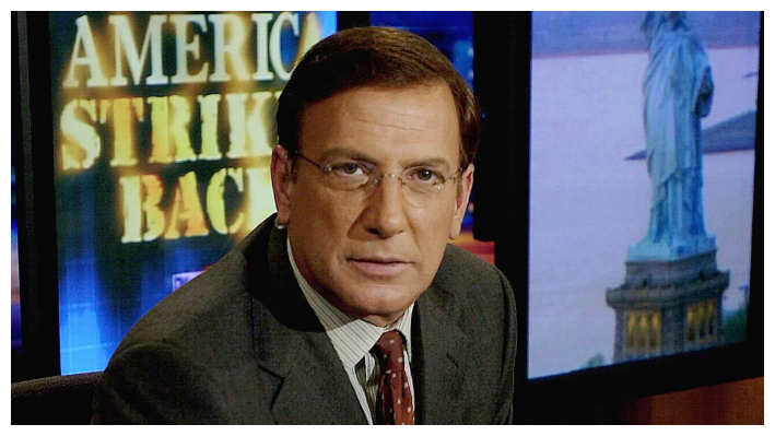 Aaron Brown, presentador de noticias de la CNN, posa en los estudios de la cadena en Nueva York el 18 de octubre de 2001. (Gino Domenico/Foto AP)