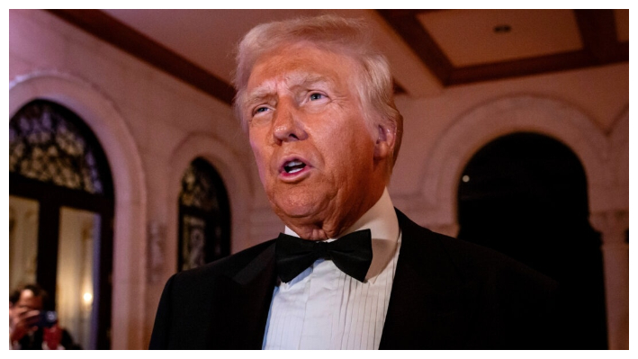 El presidente electo Donald Trump llega para pronunciar un discurso en la víspera de Año Nuevo en su club Mar-A-Lago, en Palm Beach, Florida, el 31 de diciembre de 2024. (Eva Marie Uzcategui/Getty Images)