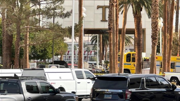 La policía bloquea el área después de que un vehículo se incendiara y explotara afuera del vestíbulo del hotel del presidente electo Donald Trump en Las Vegas, el 1 de enero de 2025. (Ty O'Neil/AP Photo)