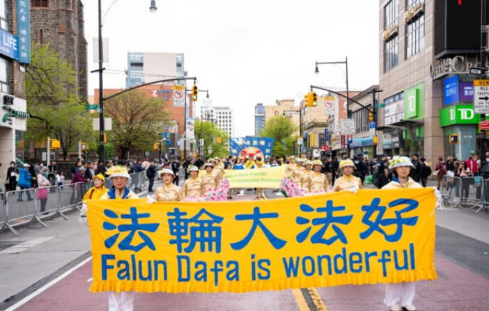 Practicantes de Falun Gong participan en un desfile para pedir el fin de la persecución de su fe por parte del Partido Comunista Chino en el barrio de Flushing, en Queens, Nueva York, el 23 de abril de 2023. (Chung I Ho/The Epoch Times).
