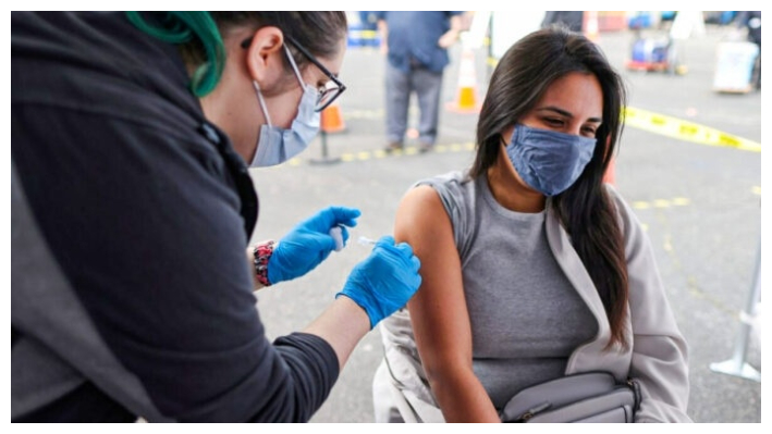 Una mujer recibe la vacuna contra COVID-19 en Los Ángeles el 25 de marzo de 2021. (Lucy Nicholson/Reuters)