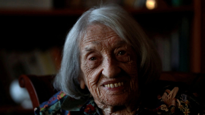 Agnes Keleti, ex gimnasta ganadora de la medalla de oro olímpica, posa para una foto en su casa de Budapest, Hungría, el 3 de mayo de 2022. (Bernadett Szabo/Reuters).
