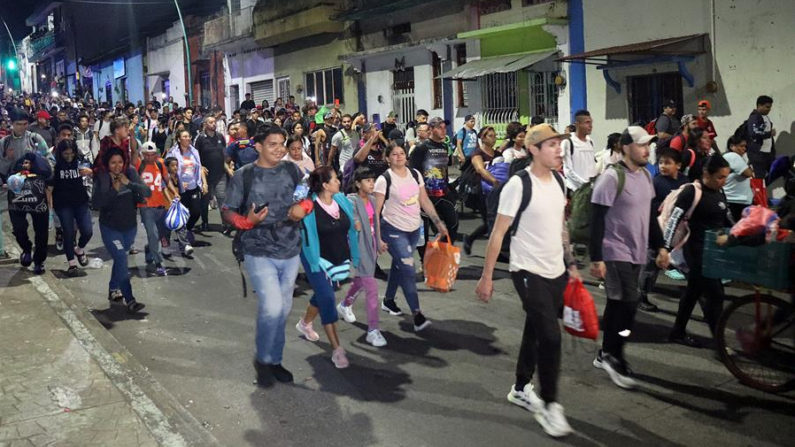 Migrantes caminan al inicio de una caravana que se dirige a la frontera norte de México el 2 de enero de 2025, en el municipio de Tapachula en Chiapas (México). EFE/ Juan Manuel Blanco