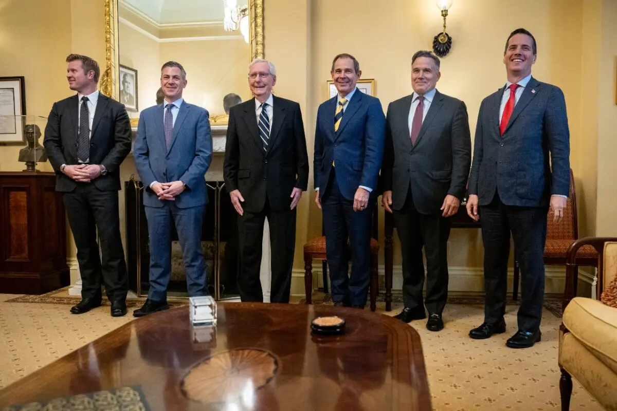 El líder de la minoría en el Senado, Mitch McConnell (R-Ky.) (3º izq.), posa con los recién elegidos senadores republicanos Tim Sheehy (R-Mont.), Jim Banks (R-Ind.), John Curtis (R-Utah), Dave McCormick (R-Pa.) y Bernie Moreno (R-Ohio) en el Capitolio el 12 de noviembre de 2024. (Andrew Harnik/Getty Images)