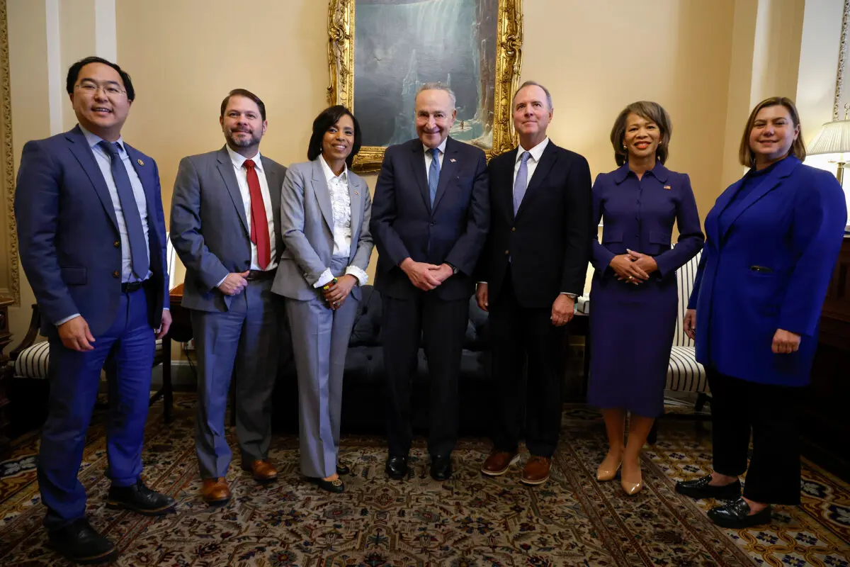 El líder de la mayoría del Senado Charles Schumer (D-N.Y.) (C) se reúne con los senadores demócratas recién elegidos (I-D) Andy Kim (D-N.J.), Ruben Gallego (D-Ariz.), Angela Alsobrooks (D-Md.) Adam Schiff (D-Calif.) Lisa Blunt Rochester (D-Del.) y Elissa Slotkin (D-Mich.) en el Capitolio de EE. UU. el 12 de noviembre de 2024, en Washington. (Chip Somodevilla/Getty Images)