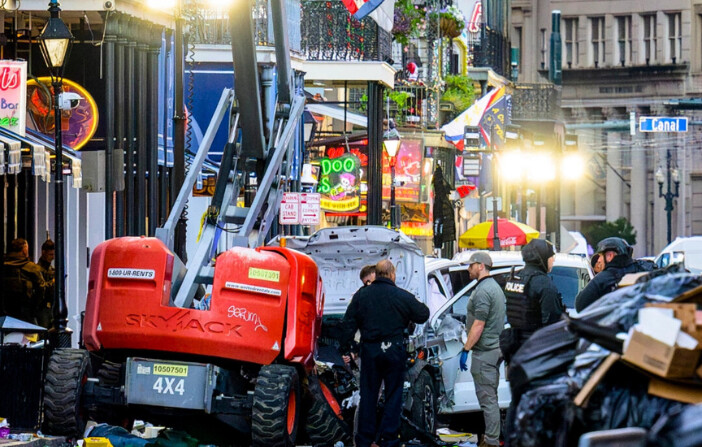 Investigadores policiales rodean la camioneta Ford F-150 blanca que se estrelló tras arrollar presuntamente a una multitud de juerguistas de Año Nuevo en el Barrio Francés de Nueva Orleans, el 1 de enero de 2025. (Matthew Hinton/AFP vía Getty Images).