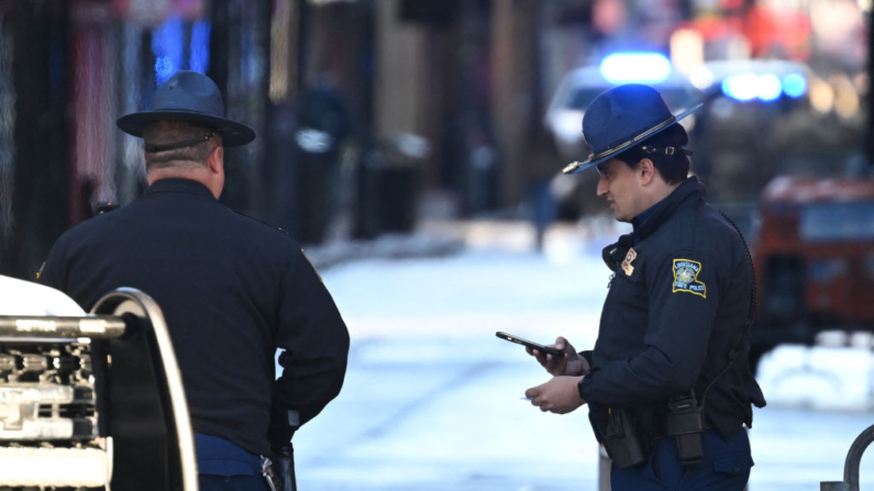 Oficiales de la policía estatal de Luisiana se encuentran cerca de Bourbon Street en el Barrio Francés el 2 de enero de 2025 en Nueva Orleans, Luisiana, luego de un ataque terrorista el 1 de enero. (Andrew Caballero-Reynolds/AFP vía Getty Images)