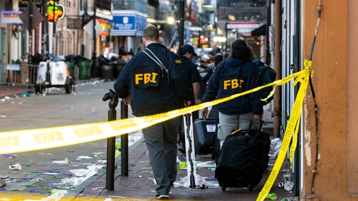 Los investigadores del FBI llegan al lugar donde la camioneta Ford F-150 blanca se estrelló contra un elevador de trabajo después de supuestamente atropellar a una multitud de personas que celebraban el Año Nuevo en el Barrio Francés de Nueva Orleans, el 1 de enero de 2025. (Matthew Hinton/AFP vía Getty Images)