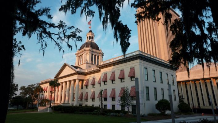 El Capitolio Histórico de Florida se encuentra cerca del edificio New Capitol de 22 pisos, que juntos forman parte del Complejo del Capitolio en Tallahassee, Florida, el 26 de julio de 2023. (Joe Raedle/Getty Images)