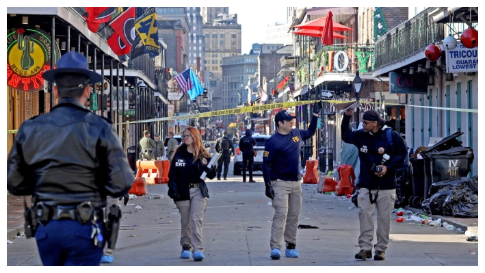 Agentes de la ley de múltiples agencias trabajan en la escena en Bourbon Street después de que al menos 14 personas murieron cuando una persona condujo una camioneta contra la multitud en Nueva Orleans en las primeras horas de la mañana del día de Año Nuevo, el 1 de enero de 2025. (Michael DeMocker/Getty Images)