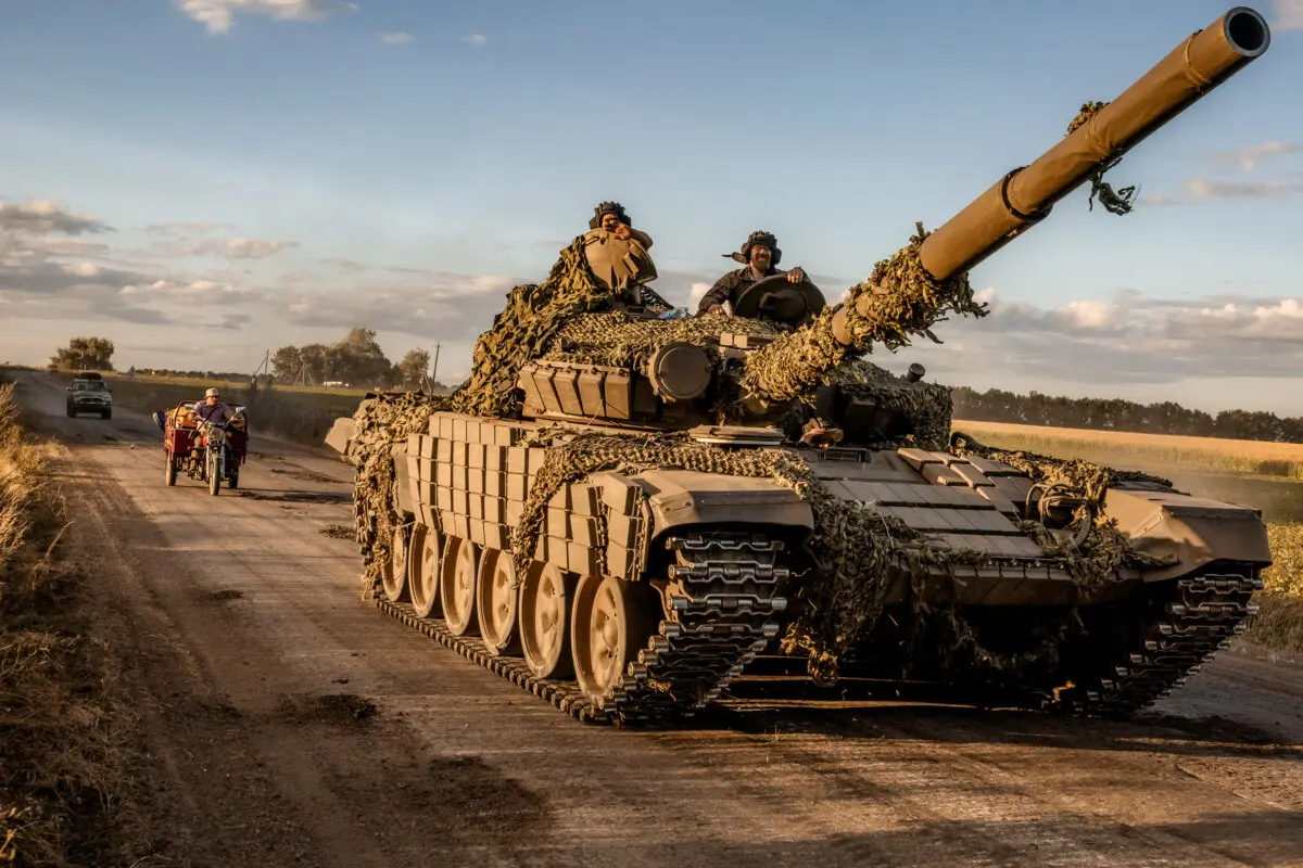 Militares ucranianos manejan un tanque T-72 de fabricación soviética en la región de Sumy, cerca de la frontera con Rusia, el 12 de agosto de 2024. (Roman Pilipey/AFP vía Getty Images)