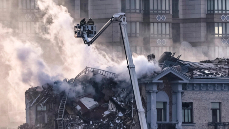 Bomberos trabajan en un edificio dañado durante un ataque ruso con drones en el centro de Kiev, Ucrania, el 1 de enero de 2025. (Yan Dobronosov/Reuters)