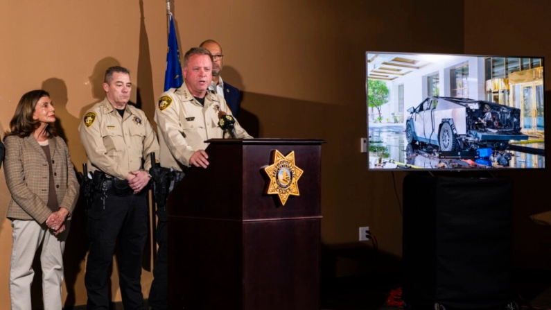 El sheriff del condado de Clark, Kevin McMahill, informa a los medios sobre el cibercamión Tesla que explotó frente a la entrada del Trump International Hotel de Las Vegas, el 1 de enero de 2025. (Chase Stevens/Las Vegas Review-Journal vía AP)